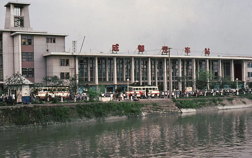 1983年的成都，那些让人怀念的街景，你都还记得吗？摄影:出目里利吕井