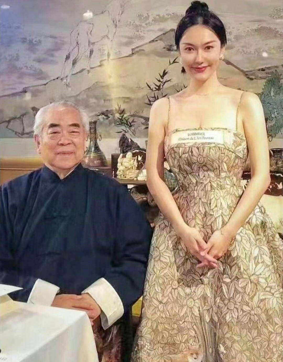 2024年4月，艺术圈传来“一段佳话”。书画泰斗老艺术家范曾，于86岁高龄再次喜