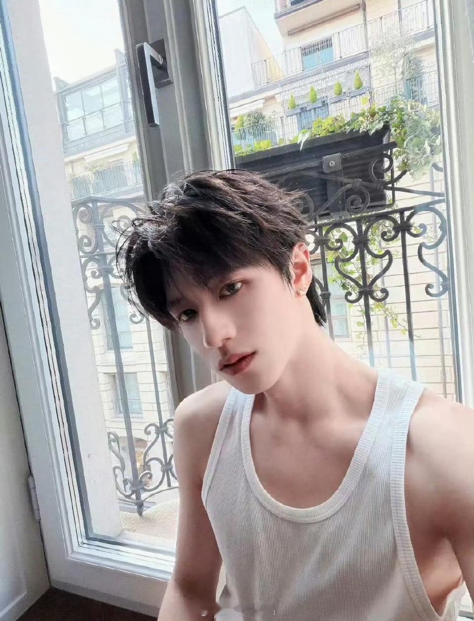 朱志鑫穿白色背心简直就是纯欲天花板，这宽肩比例，这清晰流畅的肌肉线条，简直是少年