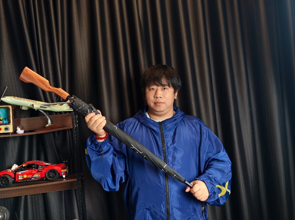 一加Ace至尊版邀请函，直接来了一个98K枪型手柄的雨伞，太霸气了～ 