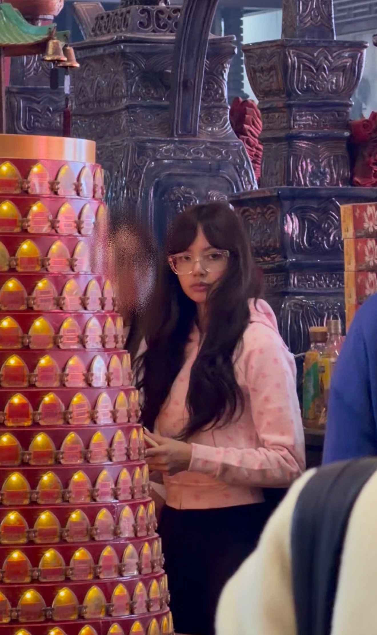 香港偶遇Lisa在车公庙拜佛神了，看来大家去外地都爱干差不多的事 