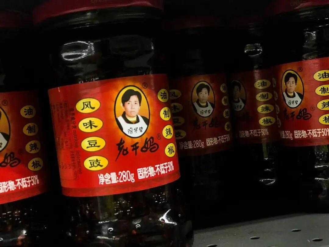 老干妈车间换成 AI 自动化设备，全年无休运转，省去社保等人工开支，直接优化掉九