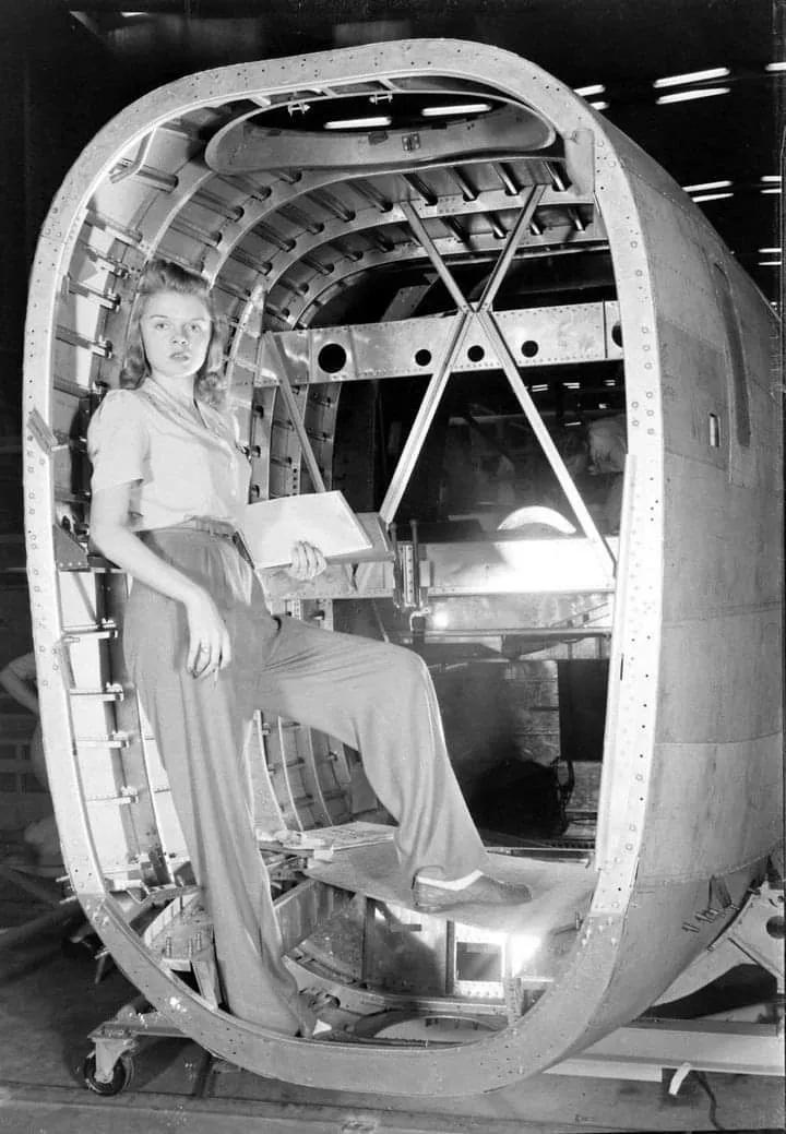 #军工生产线# 1942年，在德克萨斯州沃斯堡的飞机制造厂工作的女工。

二战期