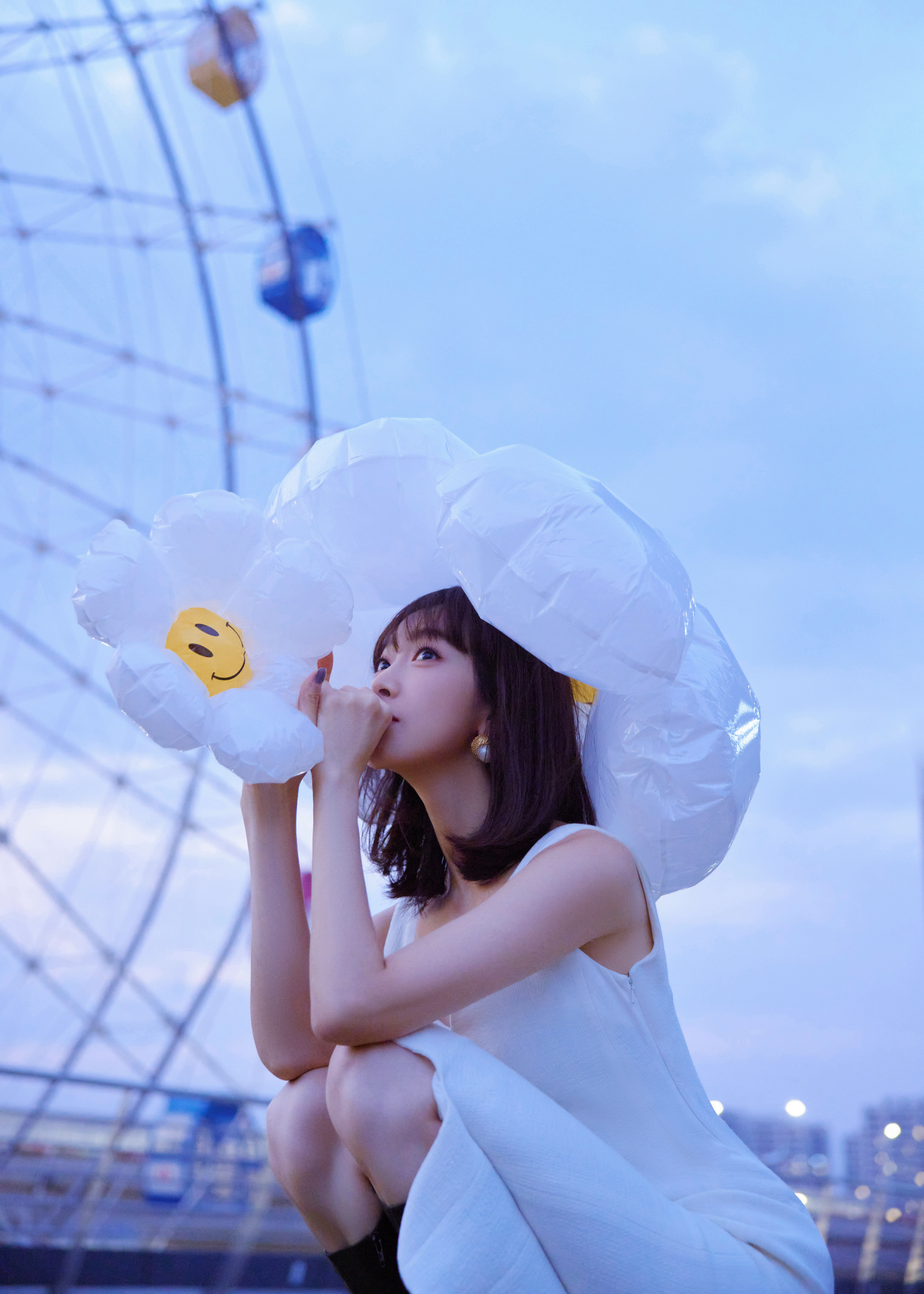 #宋茜[超话]# 快乐无需暂缓，烂漫妙想彩绘缤纷世界。摩天轮升至空中，浪漫不打烊