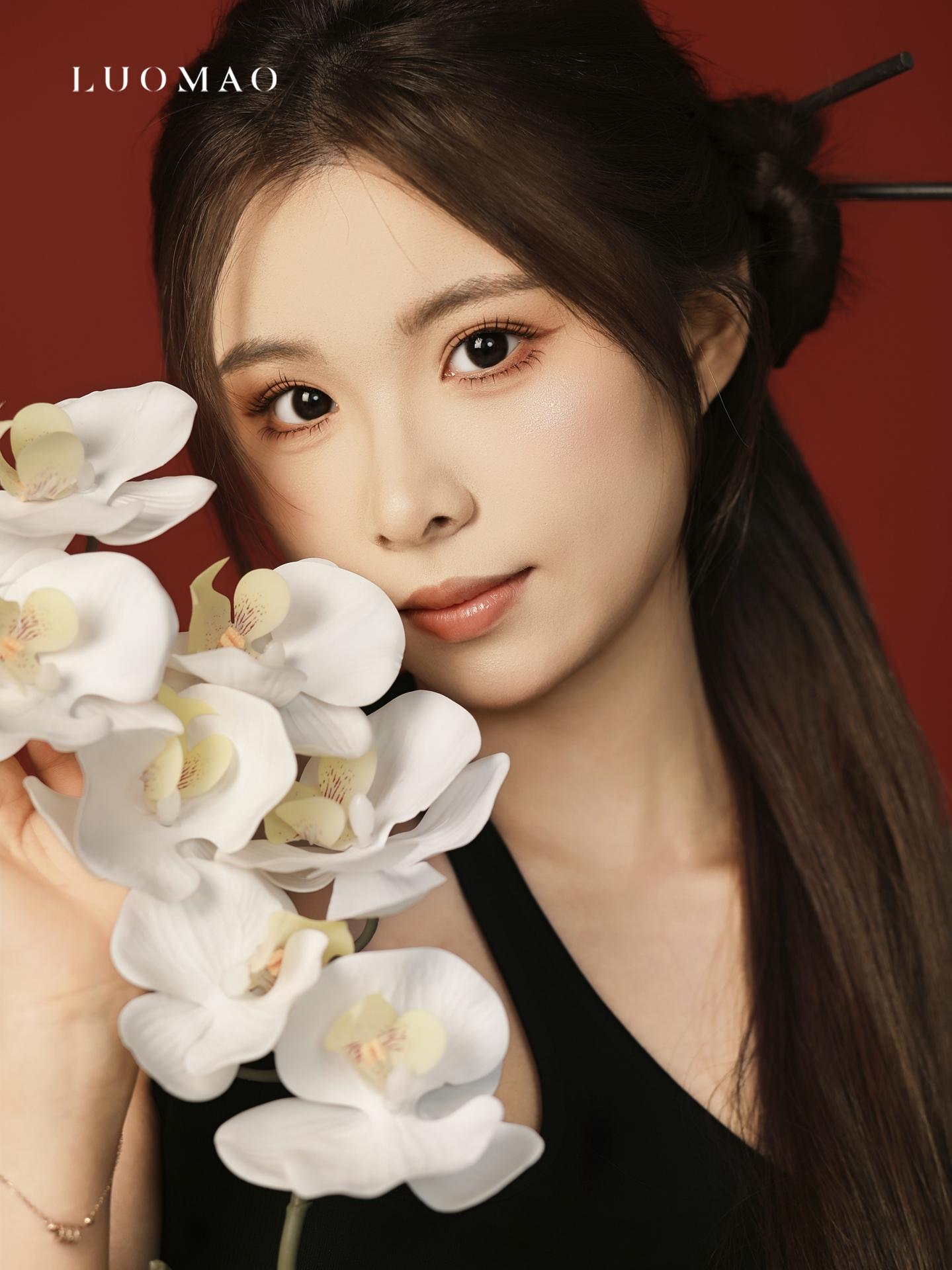 红底黑裙新中式｜清冷感少女写真直接封神✨。修身黑裙的小镂空刚好戳中氛围...