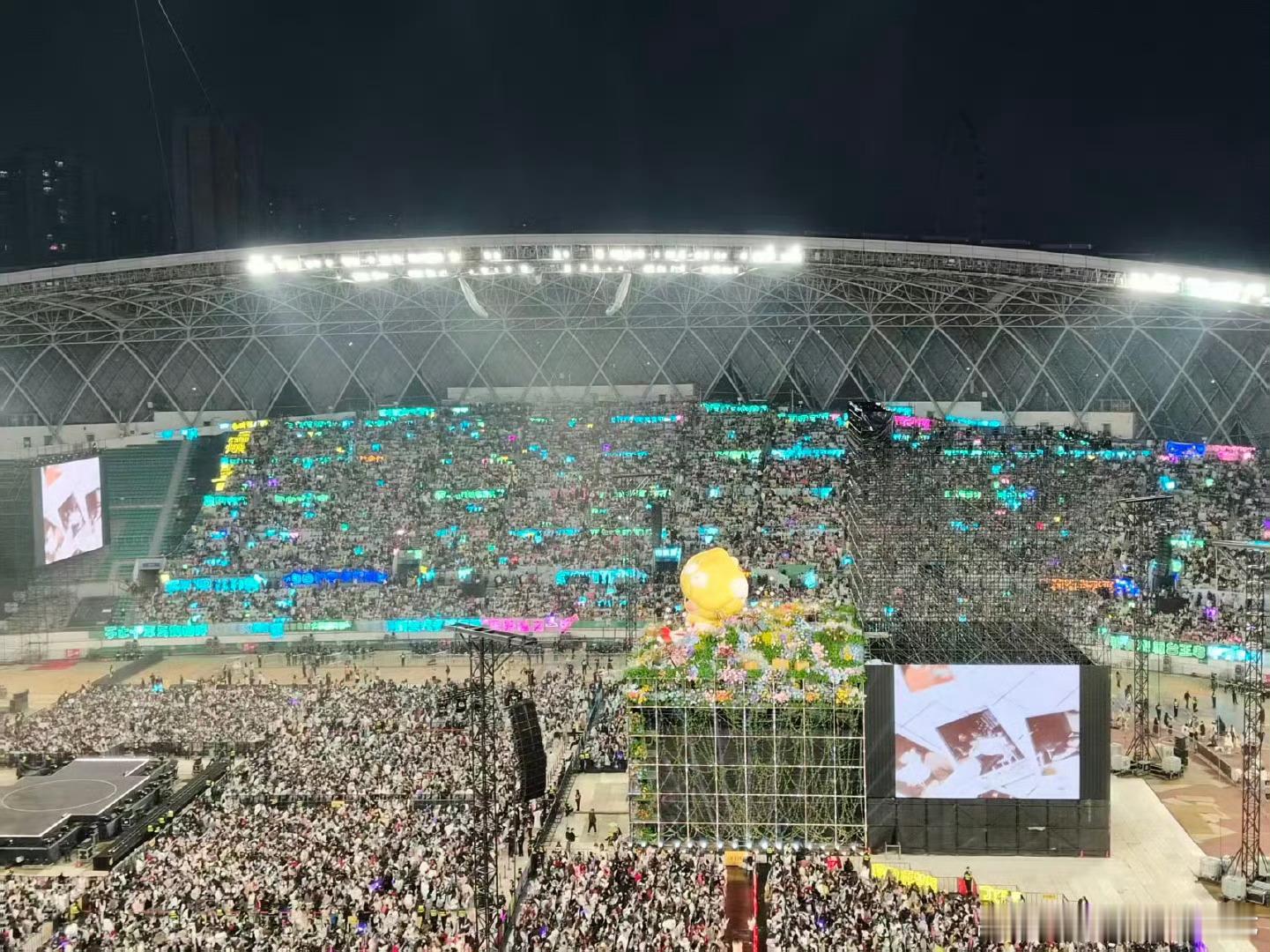 马嘉祺紫色长灯牌 宋亚轩蓝色长灯牌，挺势均力敌吧