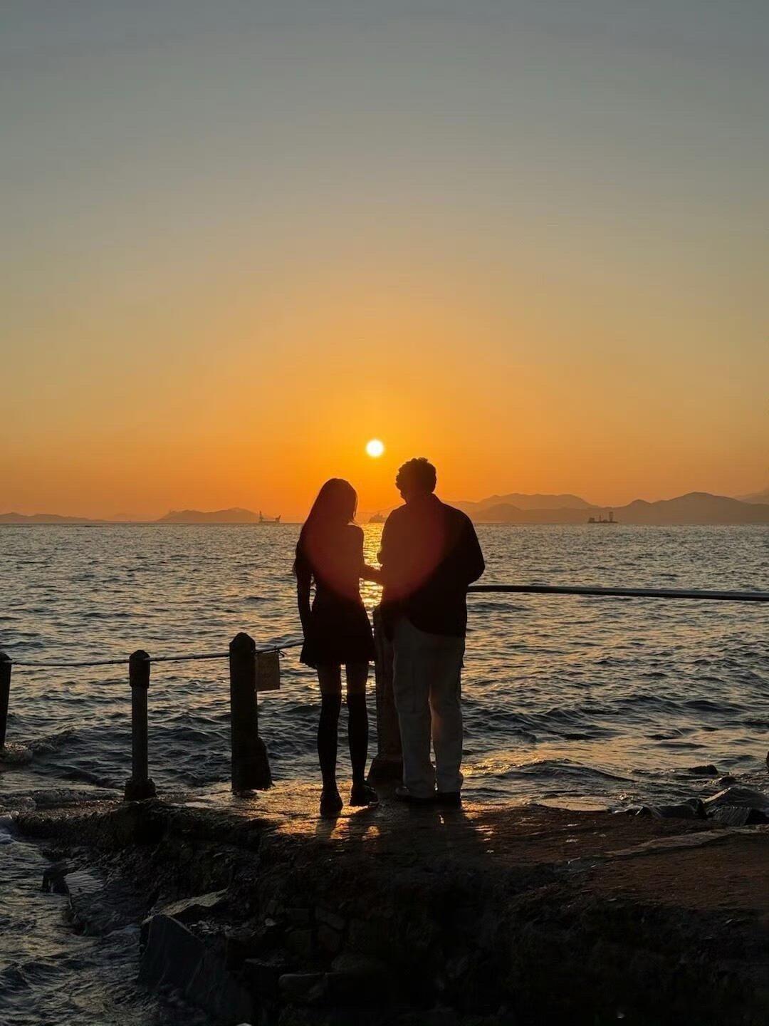 乐言和小O一起看夕阳🌇乐乐言🧣更新了哦哇偶终于穿短裙子啦[哇] 