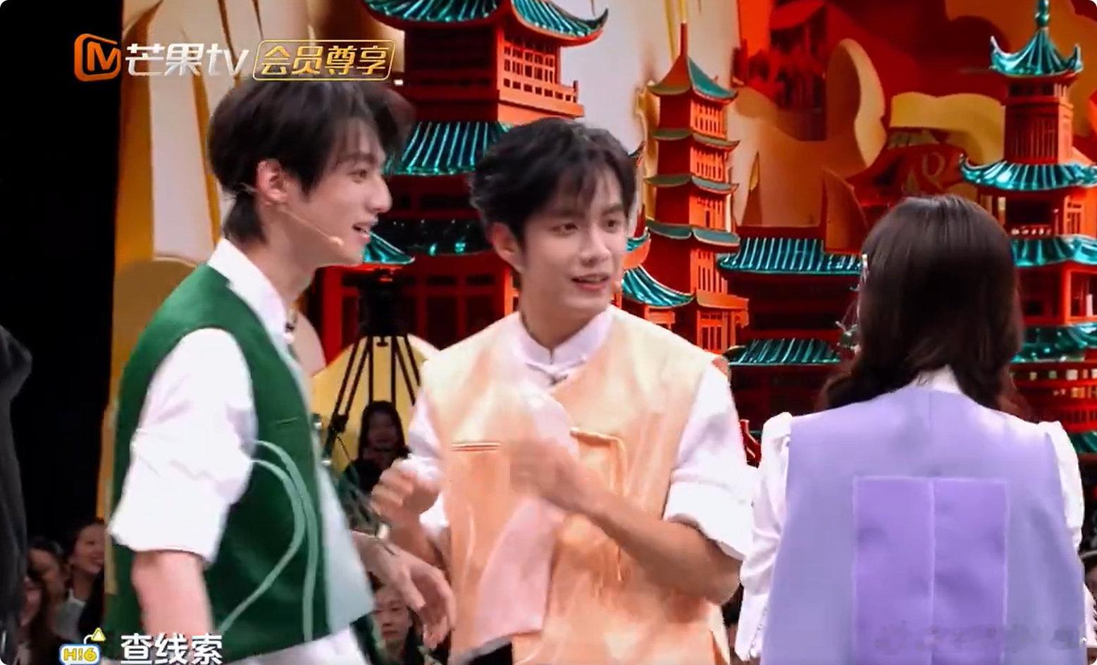 白鹿回旋镖扎到了自己身上白鹿前一秒一本正经纠正张颜齐，下一秒自己就口误，回旋镖精