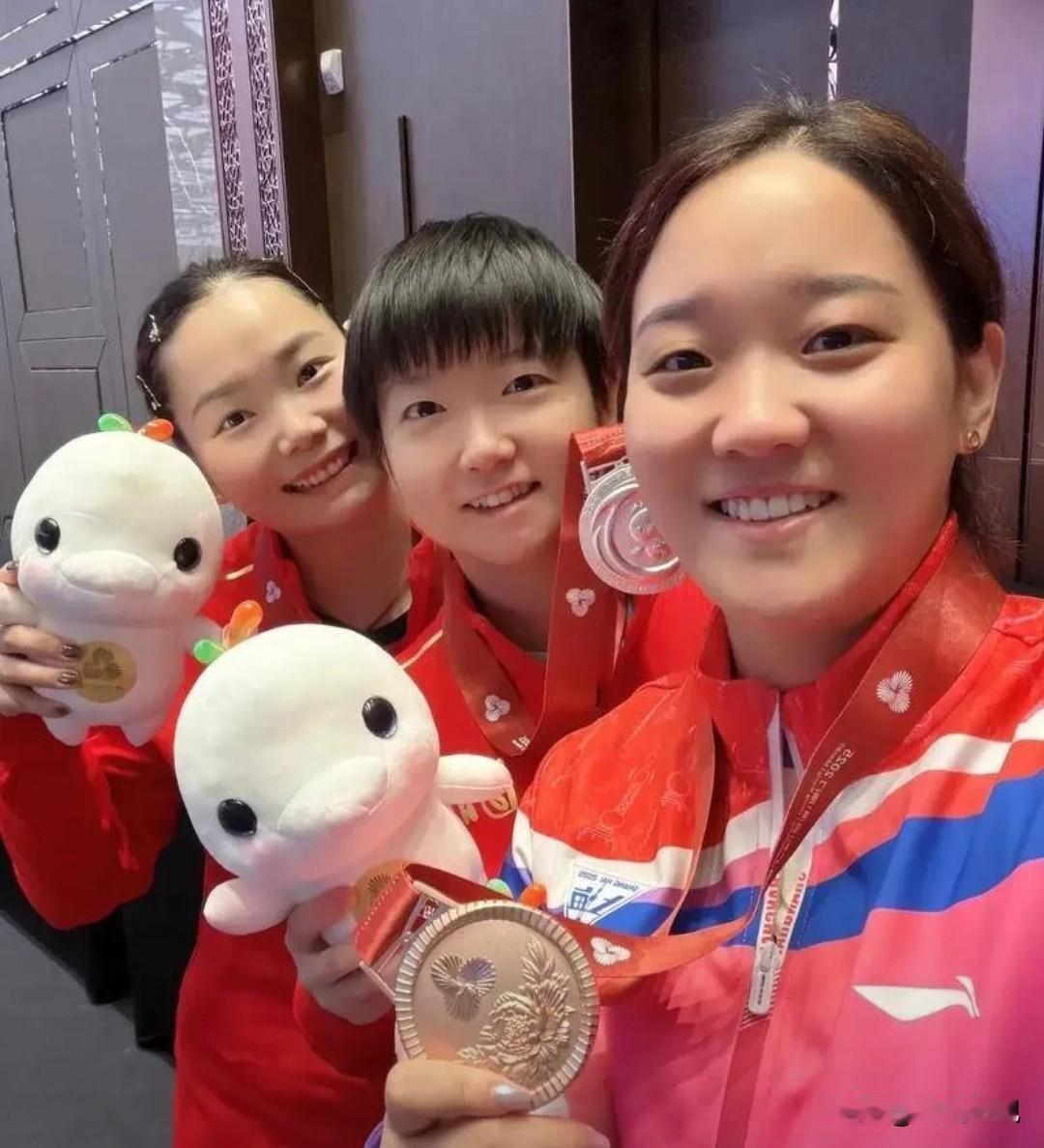 仔细看3位国乒美女合影。一眼就认出性格直爽的孙颖莎，就不知孙颖莎后面小美女是谁？