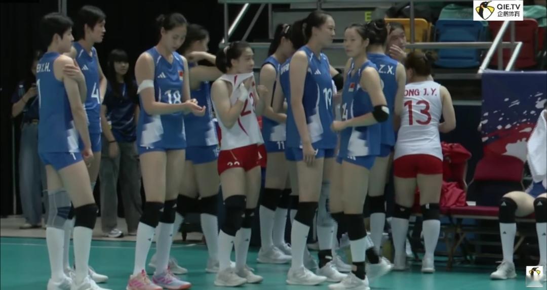 亚洲东区女排锦标赛，中国队第3局连得9分，25-18锁定胜局，3：0横扫日本队！