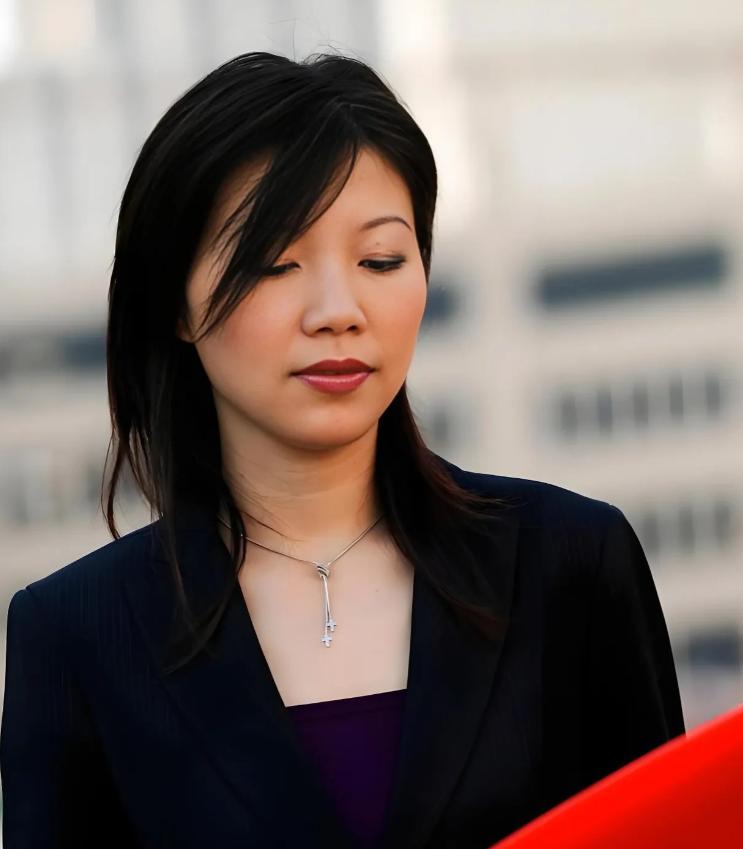 1995年，16岁流浪女孩被陌生人带回家当保姆，深得雇主一家的喜爱。谁料，2年后