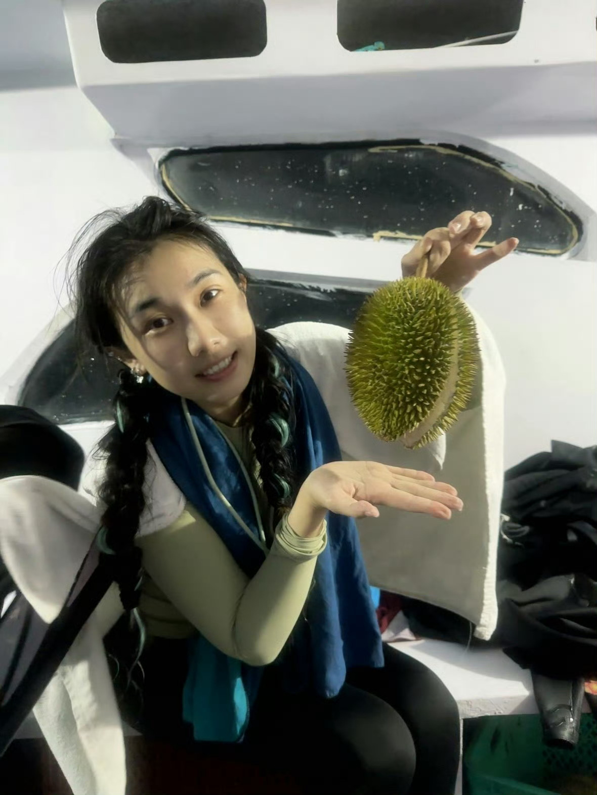 早上好😪可以叫我榴莲小卷（好久没吃了）榴莲已经20多元一斤了早安