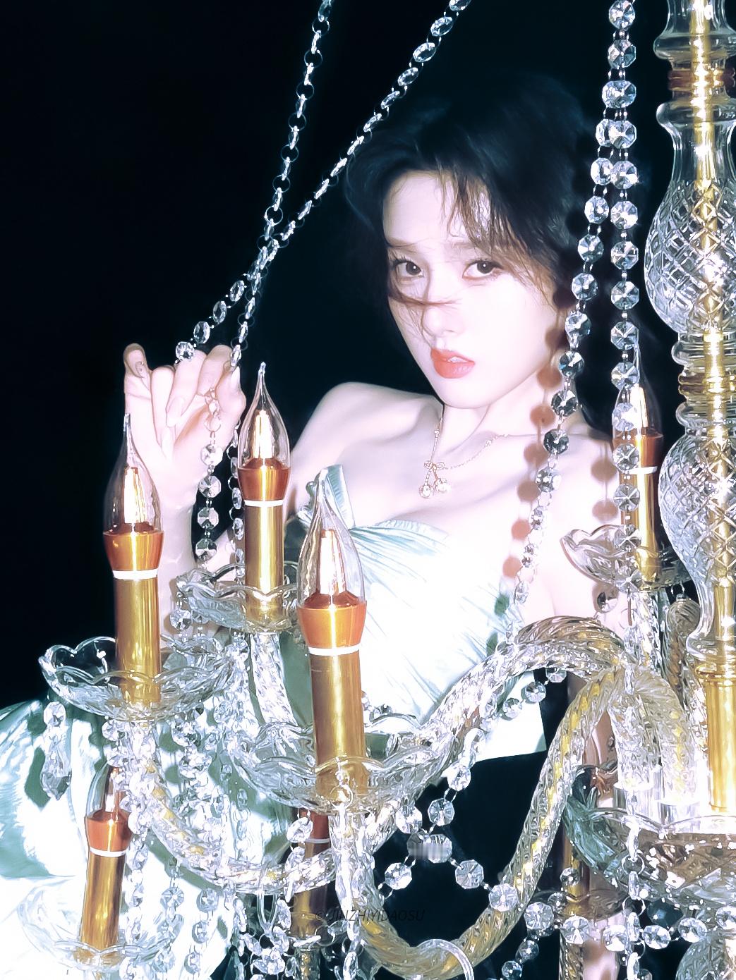 ⦿宋祖儿芳莲坠粉，疏桐吹绿。 