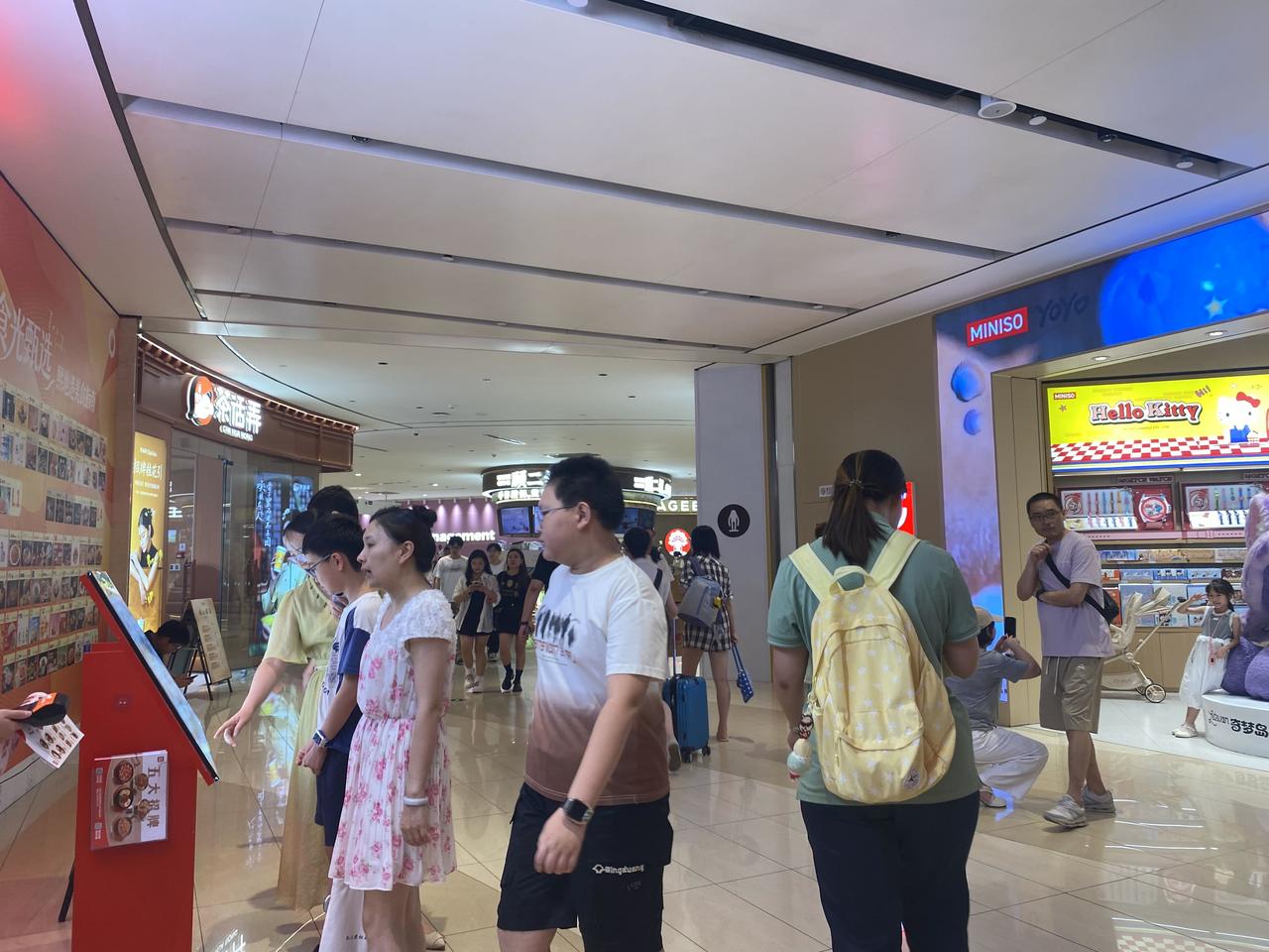 相比较于冷冷清清的西安赛格购物中心
看看现在的熙地港的人气吧
来熙地港这么多年了