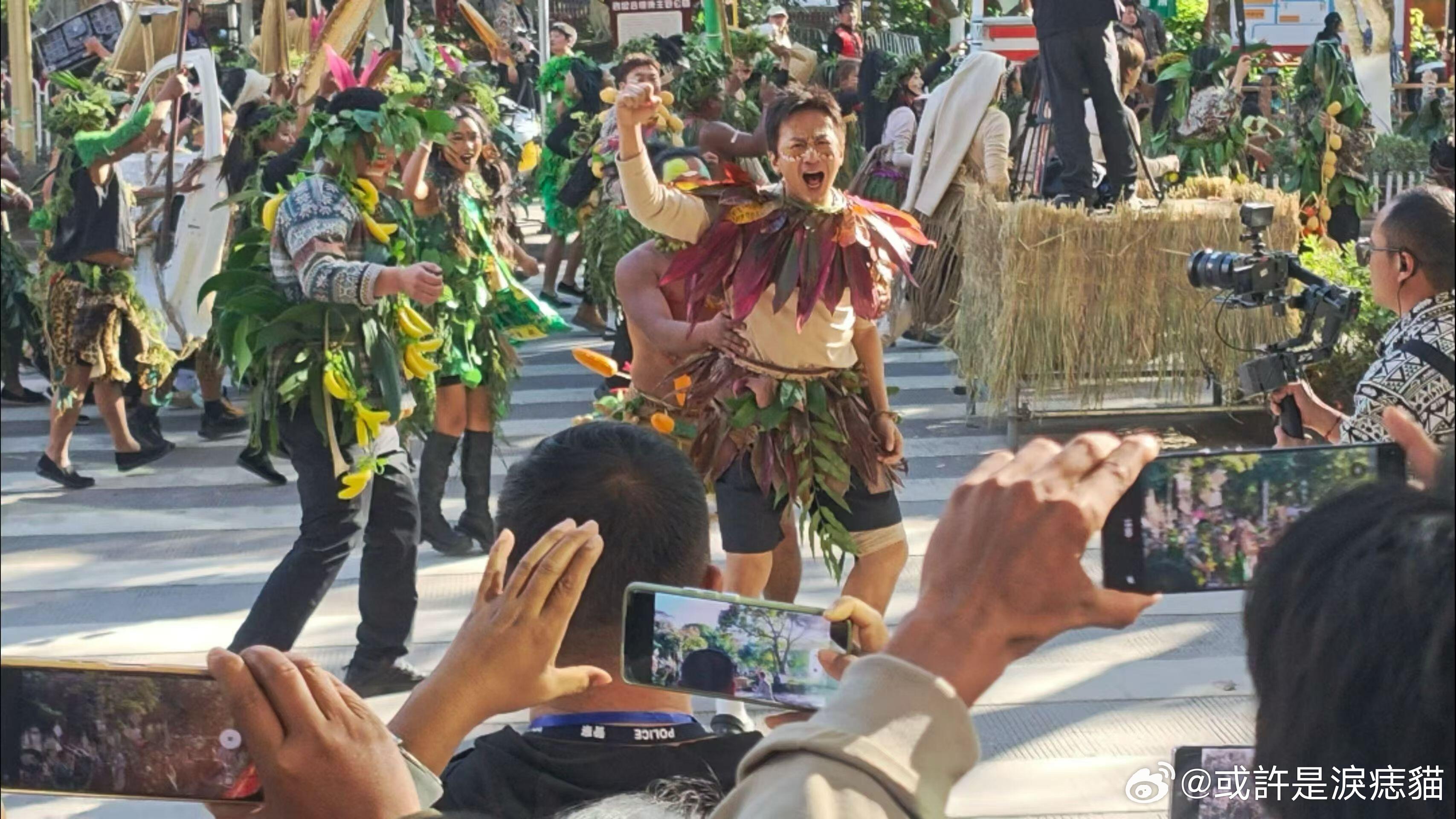 邓超说陈赫减肥通知本人了吗哈哈哈哈哈 相处多年的老友互怼真的毫无顾忌，借着官宣动