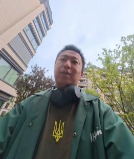 原来这个B是个乌贼啊？ ​​​