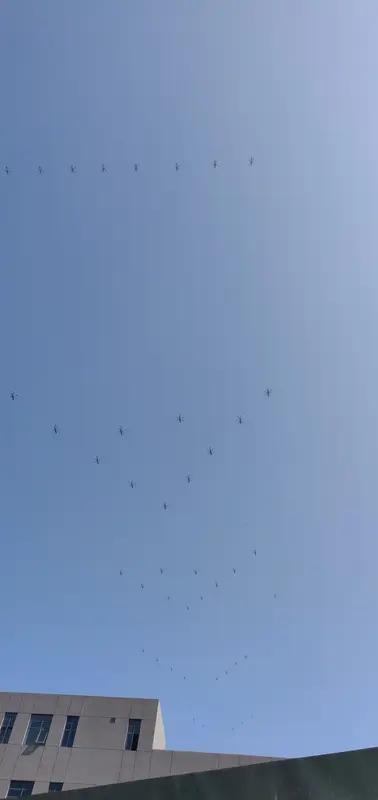 国产无人机蜂群作战系统亮相可太震撼了！这一系统由发射车、指挥控制车、保障车构成作