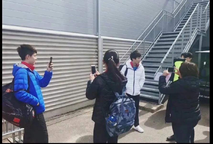 街头偶遇国乒瞬间
 
家人们，刷到个超有趣的视频！路边一群人拿着手机在拍，这阵仗