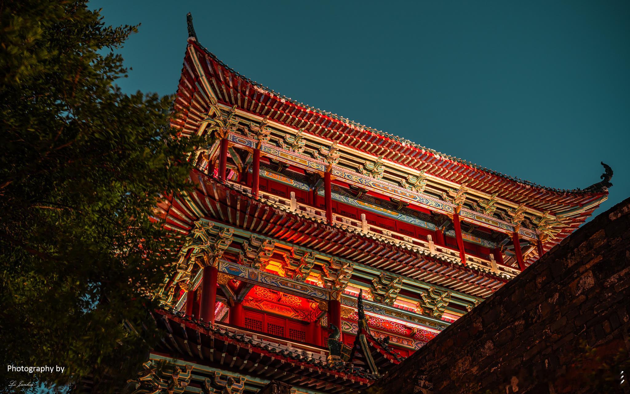 江西赣州八境台，建于北宋嘉佑年间，依城墙建造，朱楼碧瓦、雄丽壮观。苏东坡也曾为此