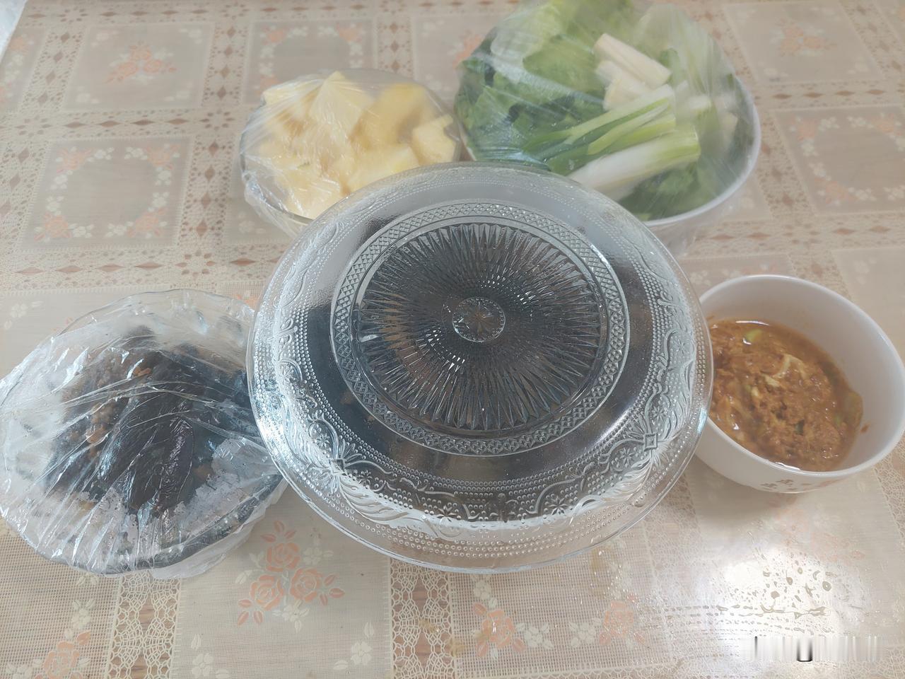 下班回家做了茄盒，想着给老妈带出一小碗，够她一顿了。

可是，G哥拦住了。

因