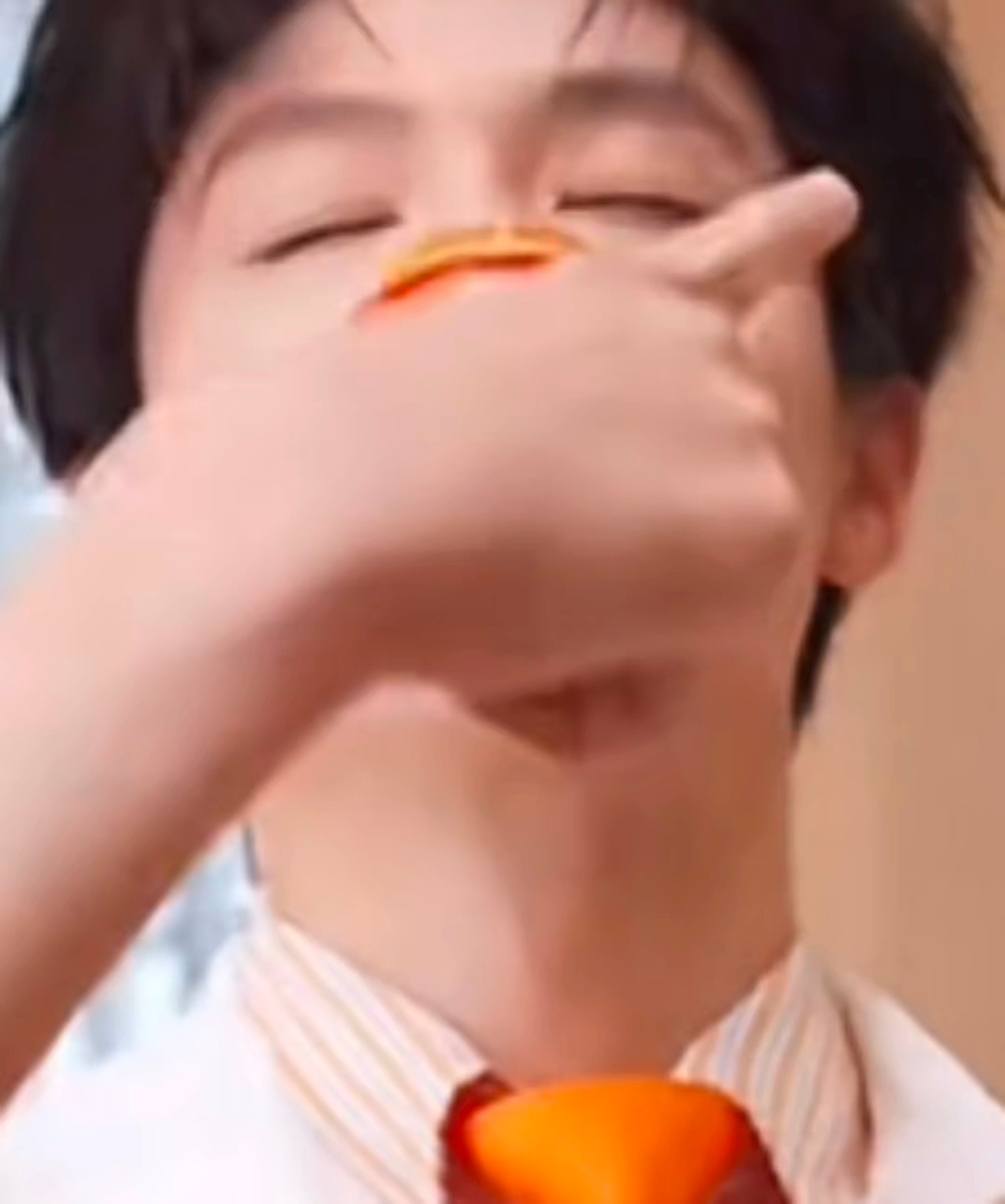 怎么喝美年达还要闭眼呀？！魅魔朱志鑫朱志鑫美年达品牌代言人 .朱志鑫一路向海的少