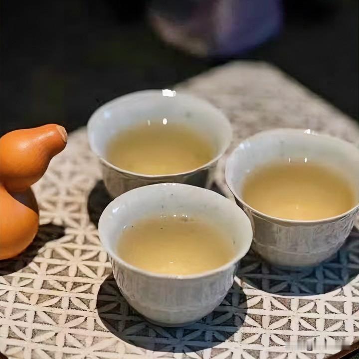 《茶时古风》
青瓷浮沉叶似烟，光阴慢煮意如渊。
苦尽甘来终有日，悲消喜至始知天。