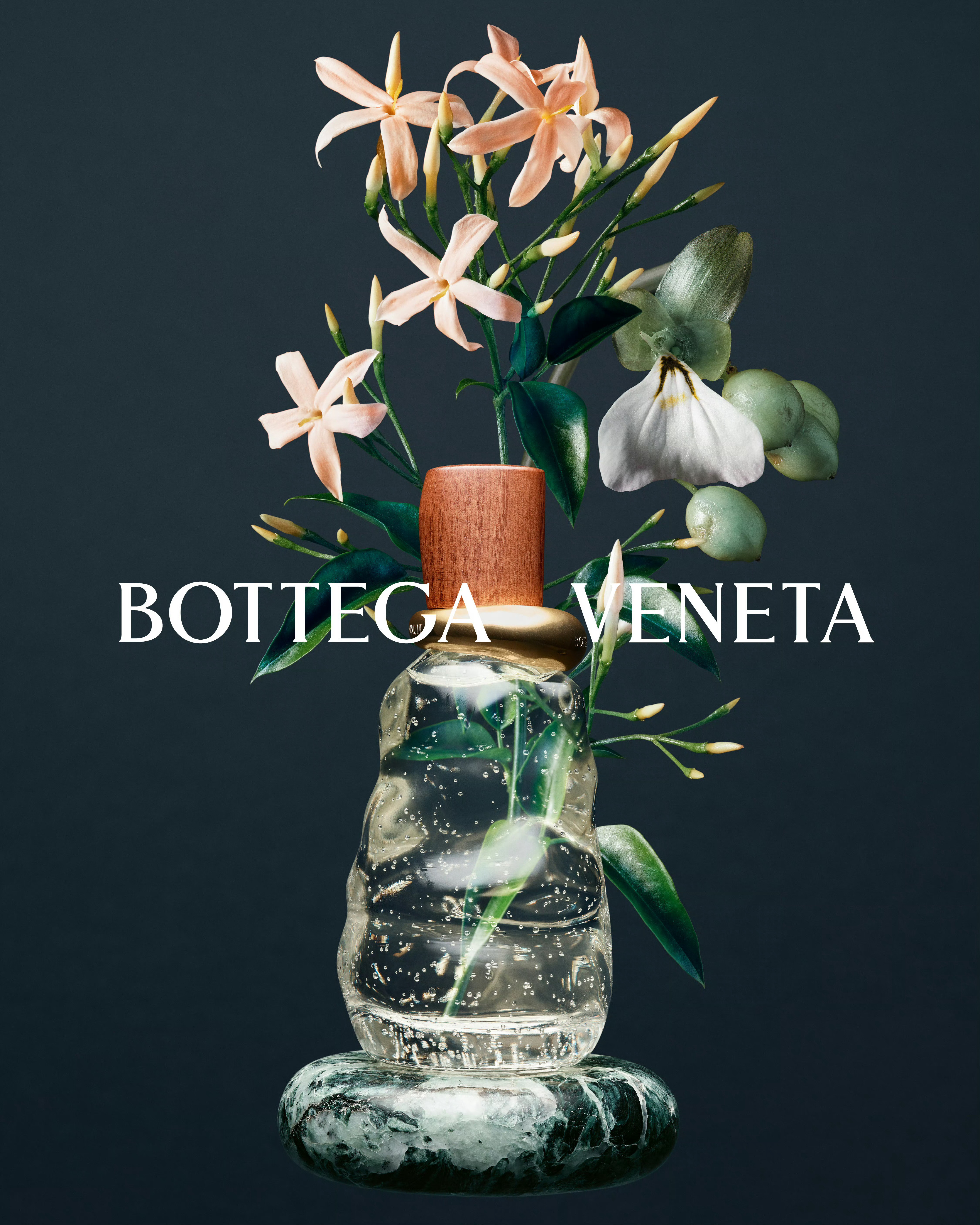 推出首个香水系列。该系列根植品牌传承，灵感源自于Bottega Veneta的发
