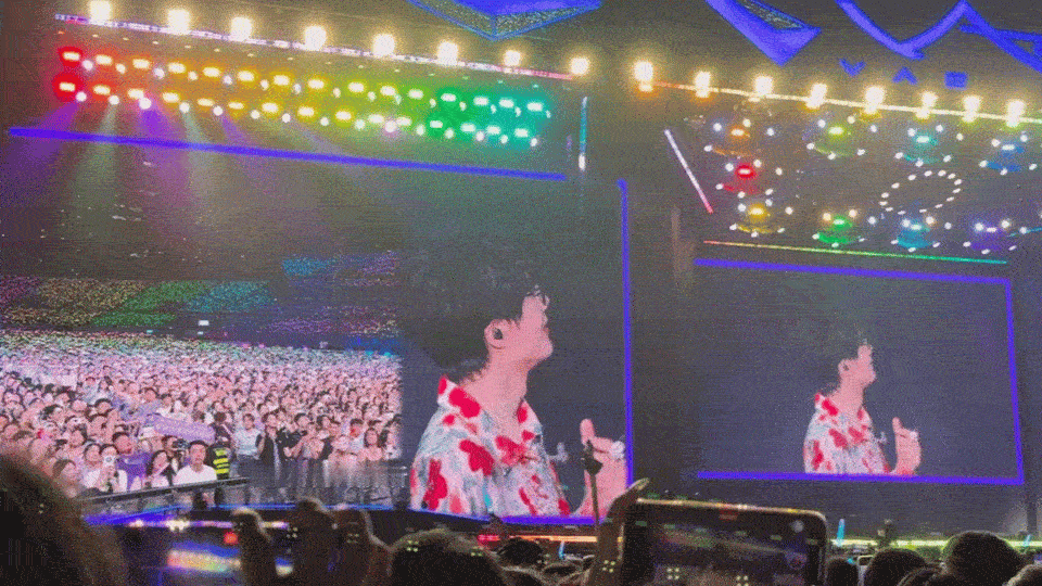 歌迷合唱许嵩16年前写的rap 时代在变，可许嵩的音乐永远能直击人心。歌迷瞒着许