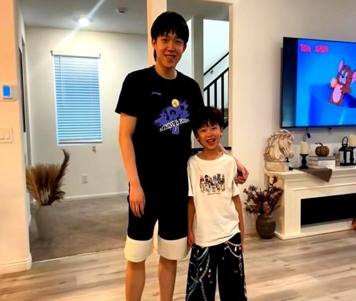 别以为国乒只有球台上的狠劲儿。
场下的他们，比邻居家叔伯还会哄娃。
大胖家俩亲儿