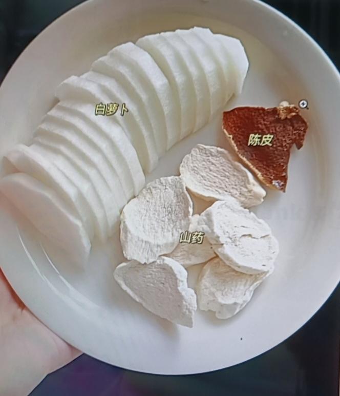 说到补脾厉害的补品和食物，我首推红枣。红枣本身就有健脾益胃的功效，把它晒干后，营