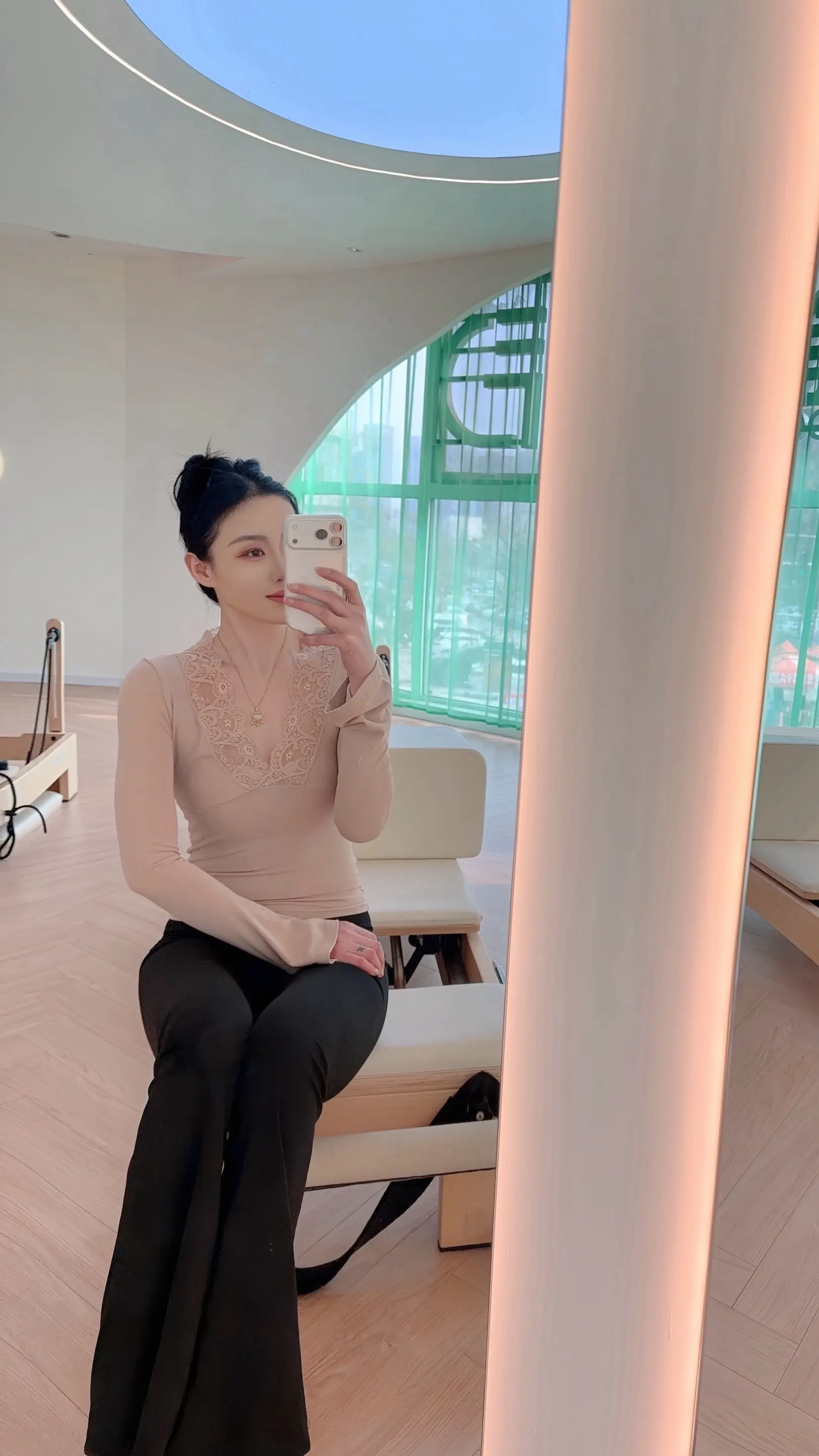 你不用做别人认可的人 不用迎合任何人的标准，你只要仰起头做自己自然有人会爱你.