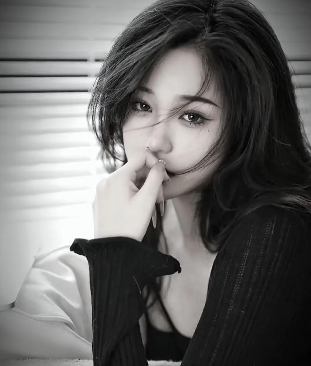 无论多么想你，都必须忍着，
不管多么吃醋；都没有资格！不知道上辈子欠
了你多少，