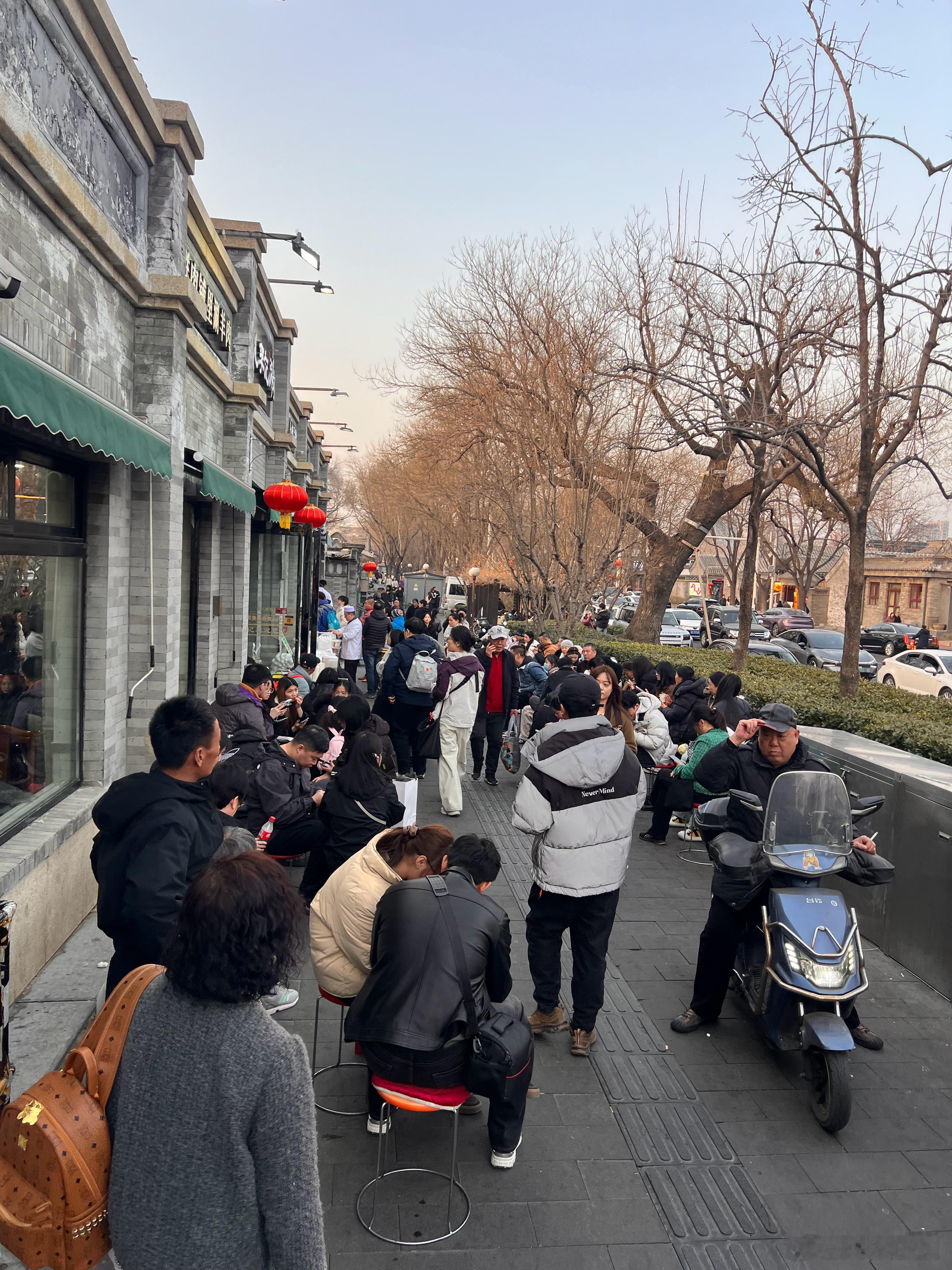 我错了，我早就该意识到什刹海这边现在肯定人山人海跟逃难的似的，不宜来遛弯儿减肥，