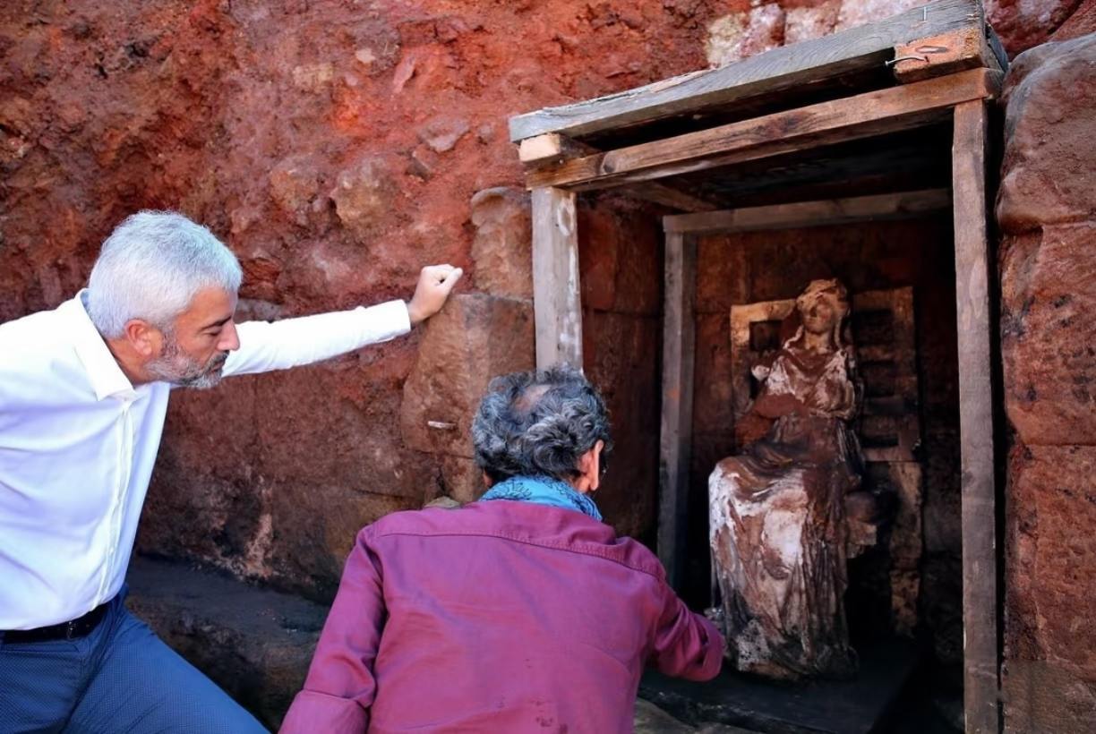 土耳其奥尔杜省库鲁尔城堡出土了一尊 2100 年前的库柏勒大理石雕像...