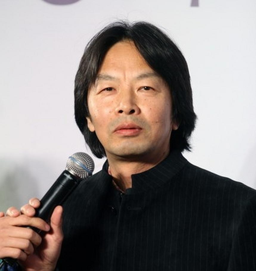 大作家刘震云语出惊人：

“做人一定要
记住一个原则，
给任何人帮忙，都不能
给