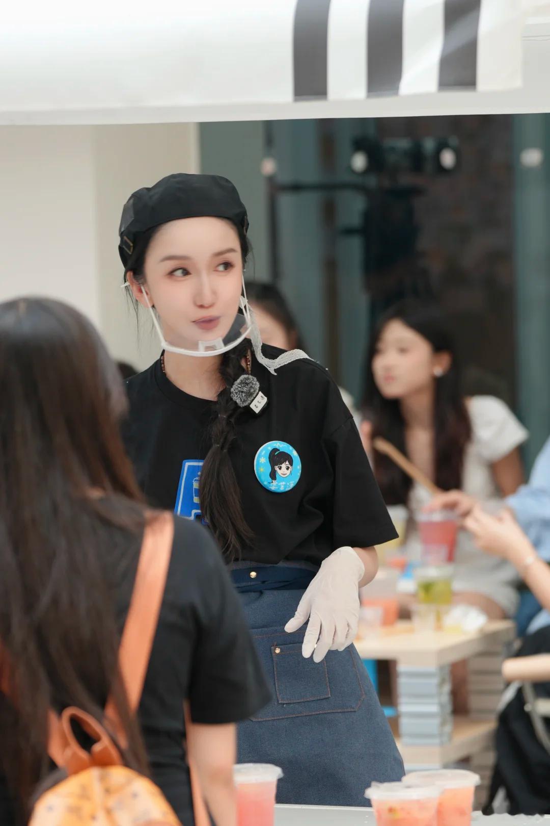 娄艺潇内娱黑工七子改名七星高燥从前自嘲黑工七子，现在正式更名七星高燥，娄艺潇哪怕