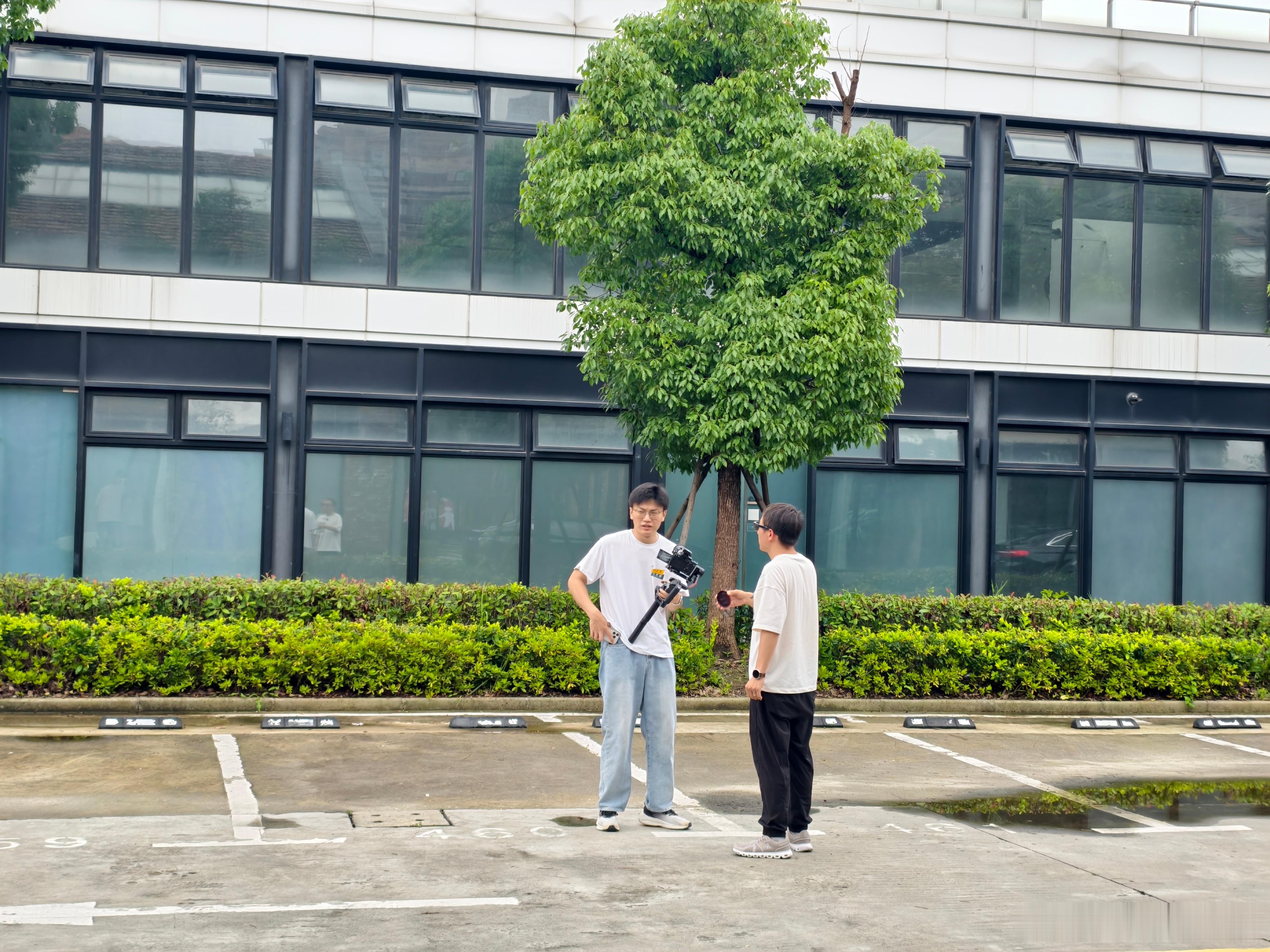 昨天还担心今天拍摄下雨咋整，结果今天热的怀疑人生。🥵 