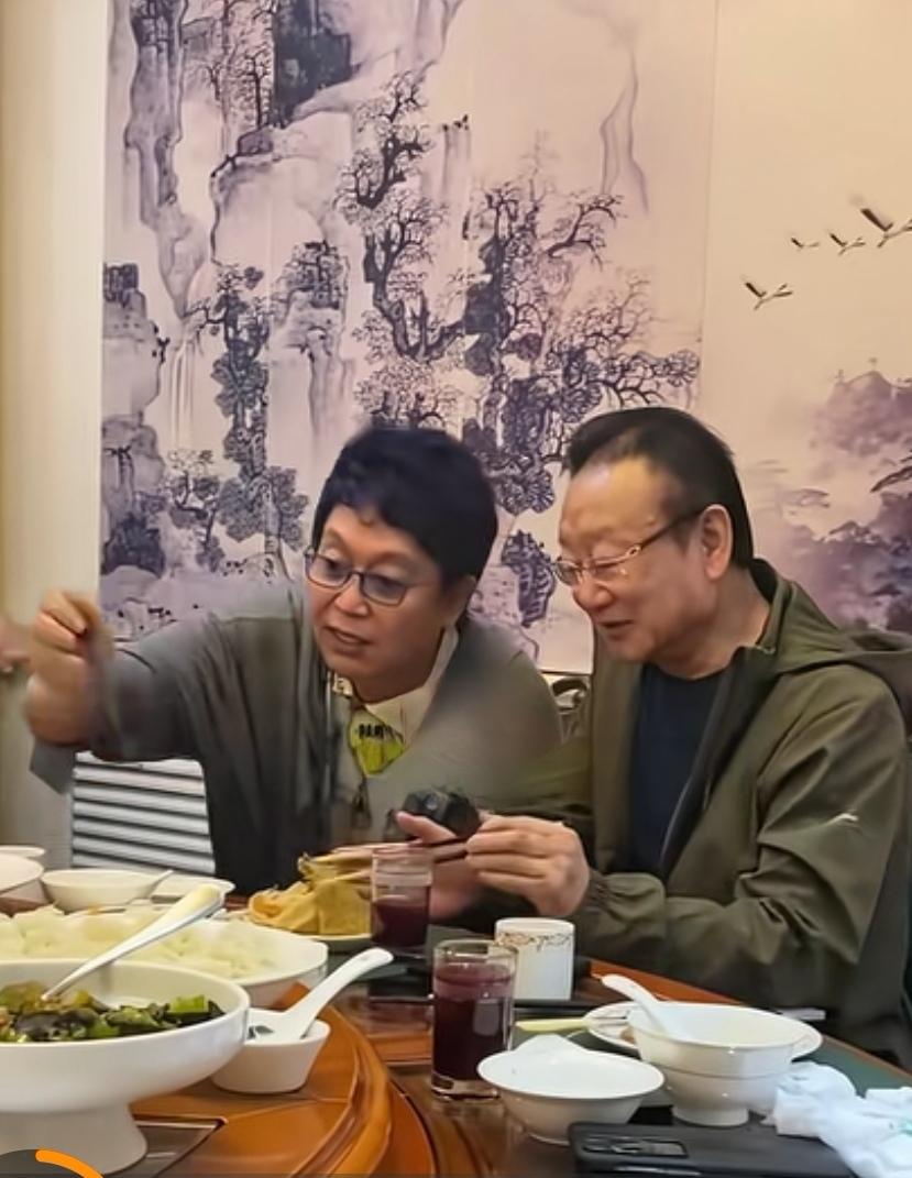 王为念热情招待蒋大为老师，酒过三巡菜过五味蒋老师唱一首《在那桃花盛开的地方》陶醉