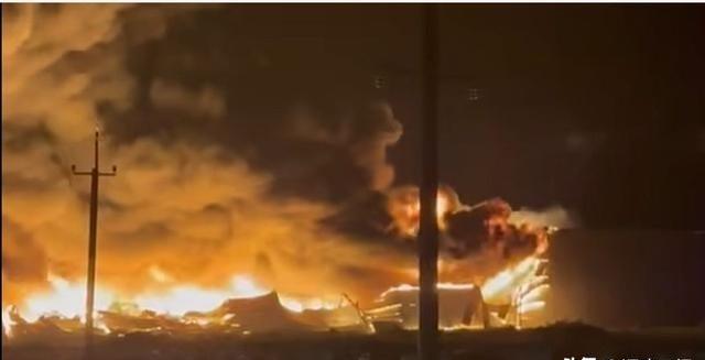 俄军导弹划破夜空，整个基辅右岸地区爆发连绵数公里大火！烈焰吞噬厂房，乌克兰大批工