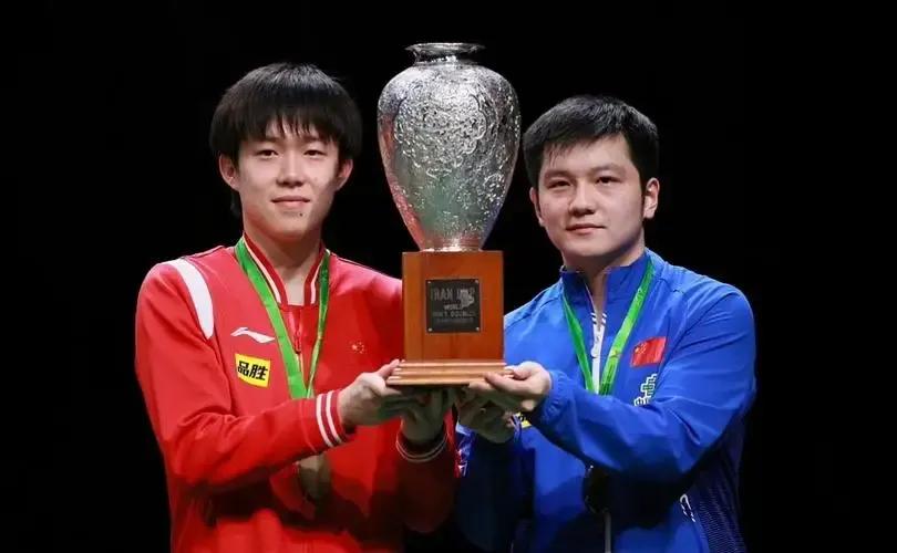 乒乓球年终总决赛，男单冠军王楚钦只有30万元，亚军樊振东只有25万。这冠军奖金只