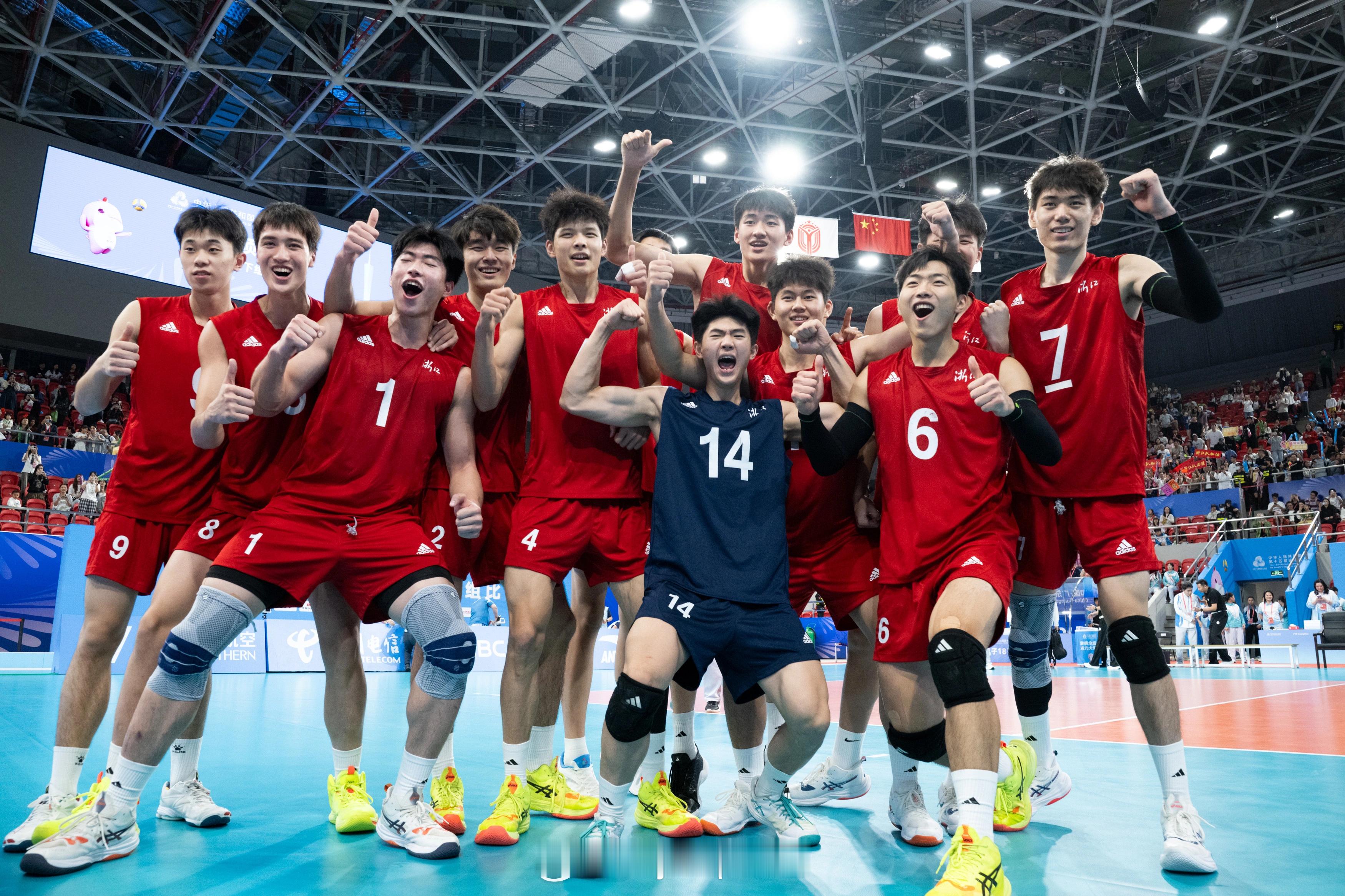 【包揽U18与U20双冠 浙江青年男排还不满足】　“我们都是18岁以下的年轻人，