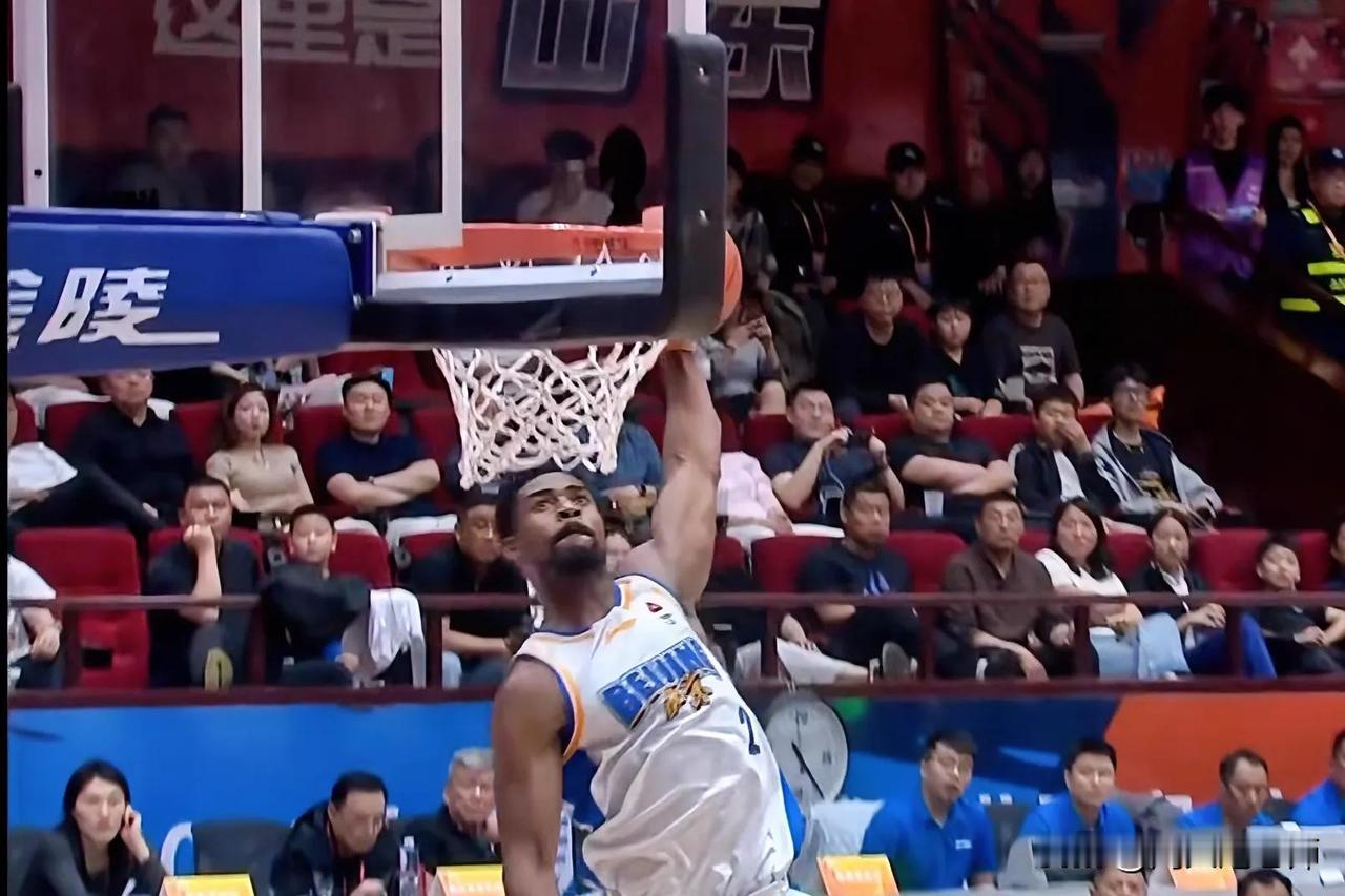 4月17日晚上，CBA第40轮上演了一场精彩的比赛，由山东高速主场对阵北京北汽，
