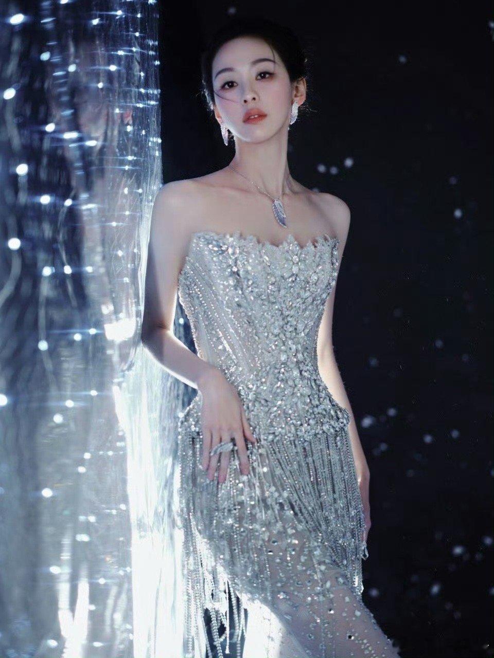 陈都灵把银河穿身上 陈都灵这次是把星光大赏的主题“穿”在了身上！这套礼裙，是夜色