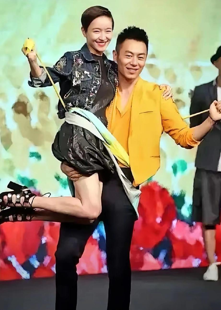 朱亚文也太大胆！单手抱焦俊艳气场拉满，硬汉实力藏不住
 
     朱亚文身穿黄