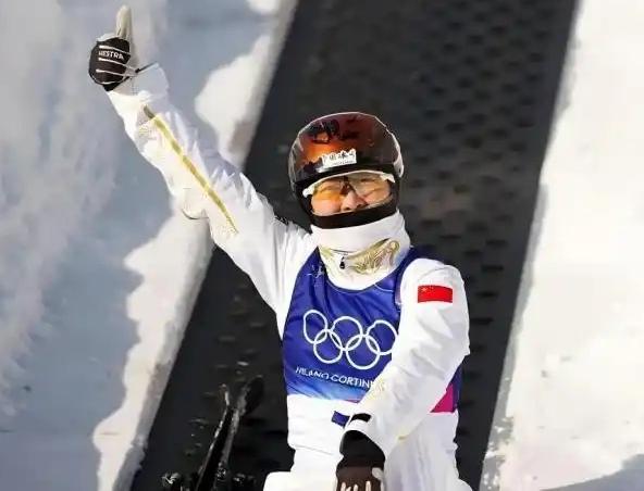 传奇再现

五朝元老看梦桃
雪花空中展技巧
惊艳一跳方卫冕
传奇经历再攀高（图片