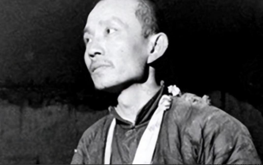 1943年，新四军团长汤景延叛变，打死3名战士后，又带着600多人投敌，有人提议