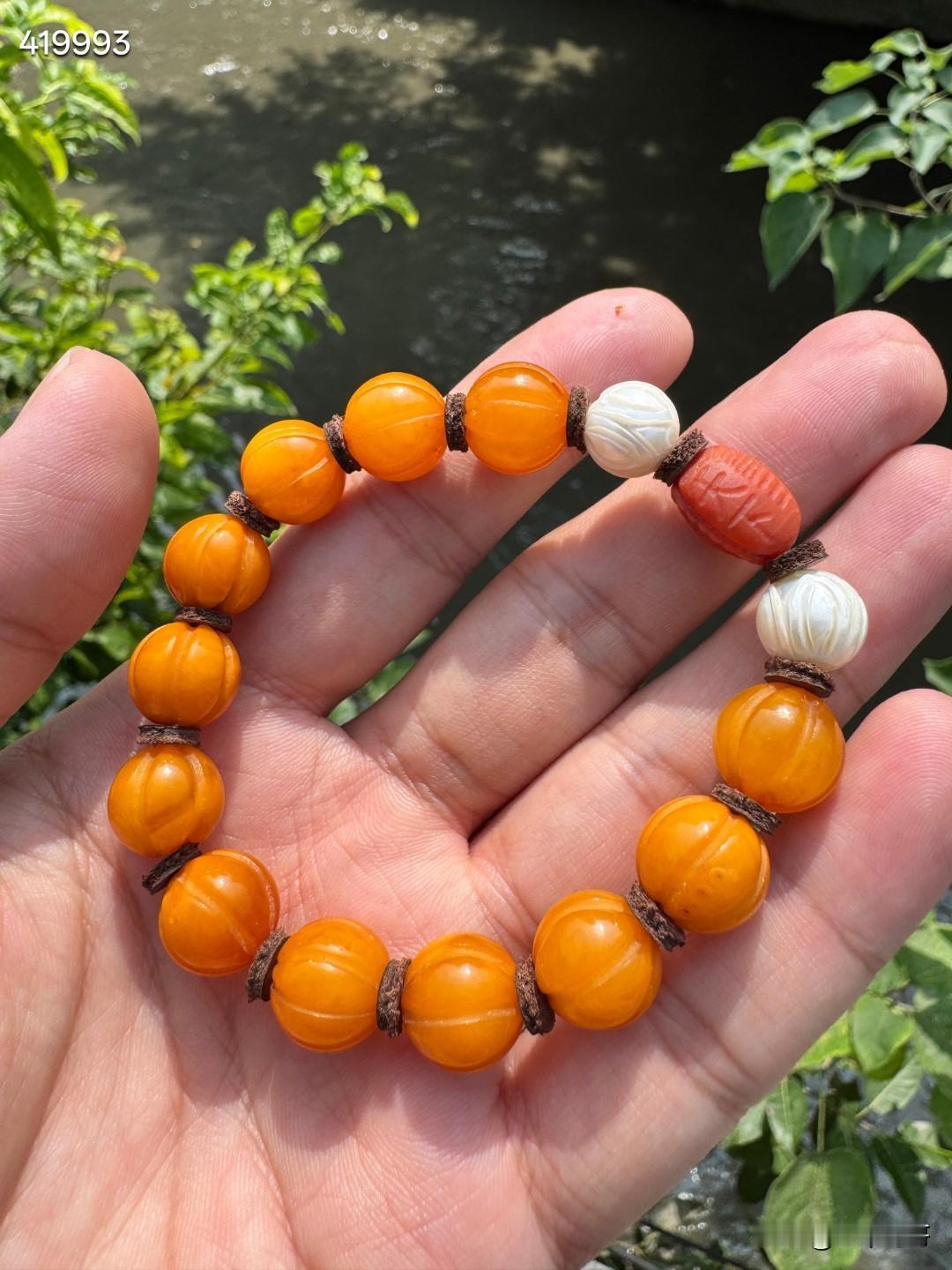 清代 老蜜蜡瓜棱珠富甲天下手串，搭配南红富甲天下和莲花珍珠
尺寸:直径1.18c