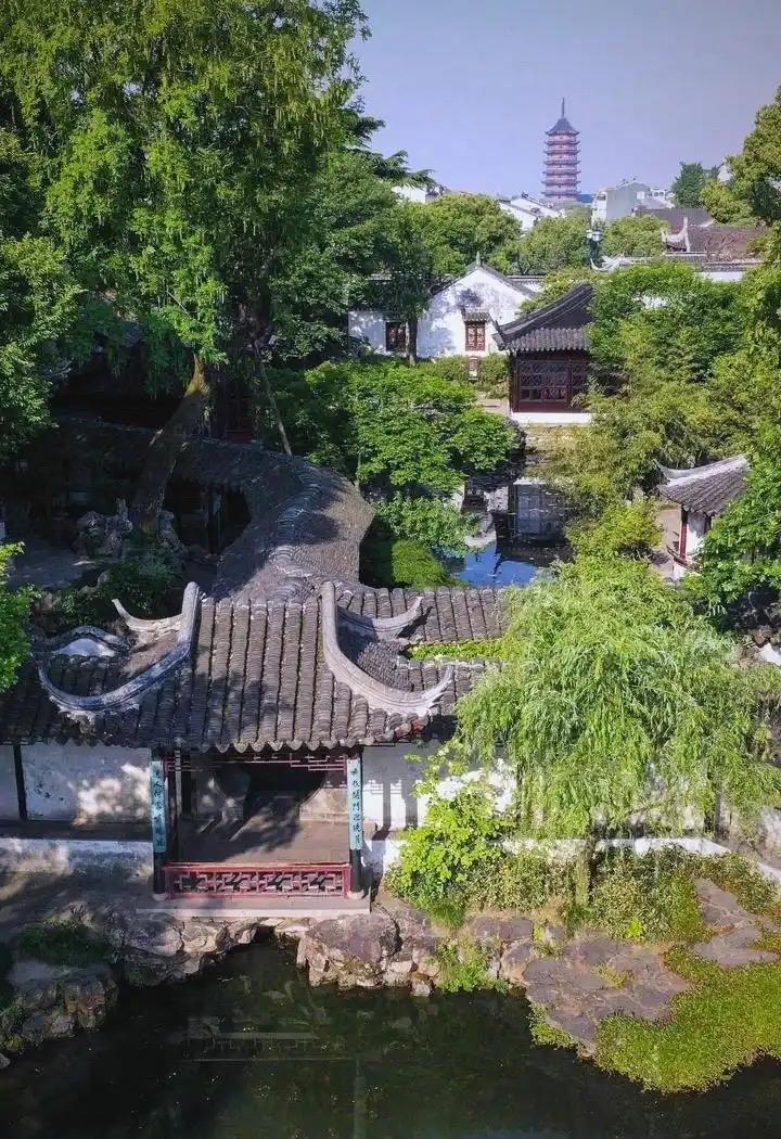 中国古典园林的“天人合一”理念，为现代城市景观设计提供了生态思路，其造园的借景、