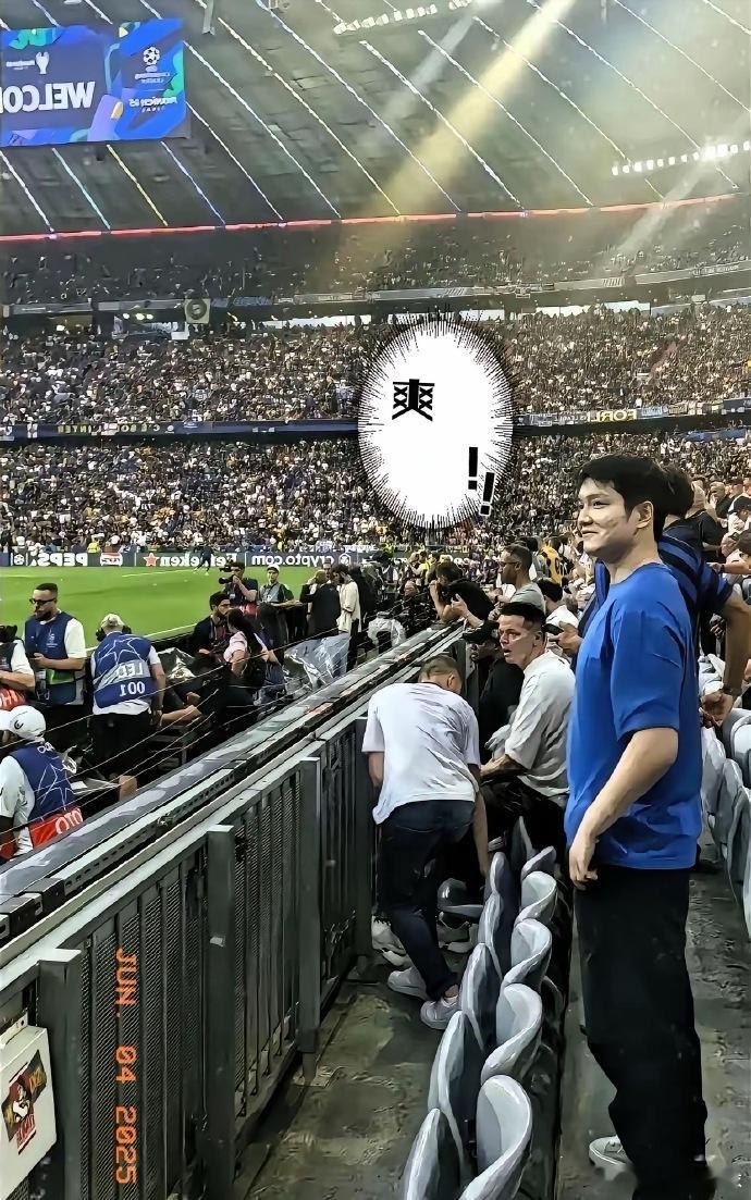 樊振东走出国门，才惊觉自己也是颇有名气的“腕儿”！瞧，他站在伯纳乌球场，那开心劲
