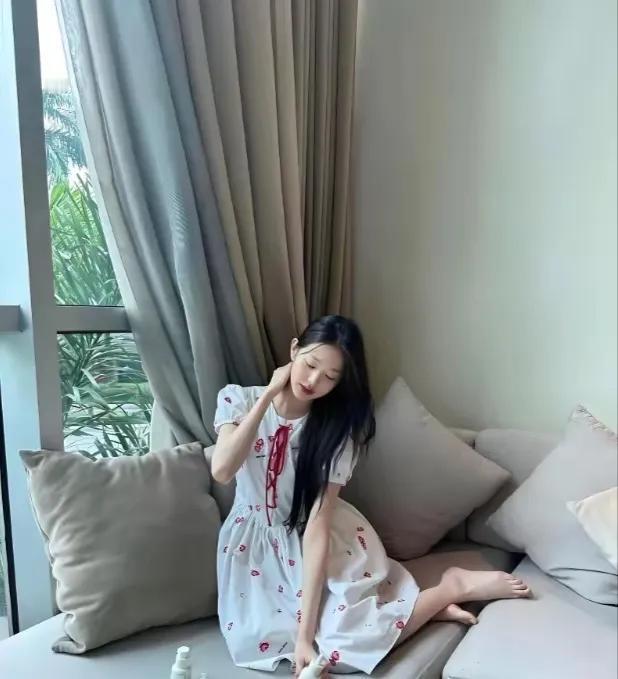 张元英这双白嫩到发光的美脚丫子也太温柔了吧！她的脚趾水灵粉嫩的小肉嘟嘟，真的好嫩